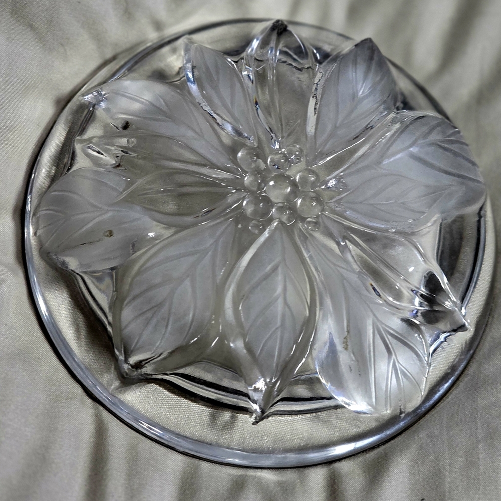 Mikasa Studio nova Gilded Round Frosted Poinsettia Dish 5"